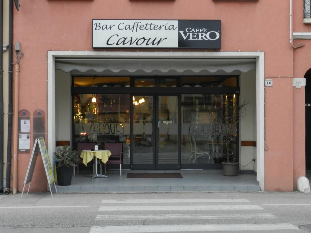 Locanda Trattoria Caffe Cavour Читадела Екстериор снимка
